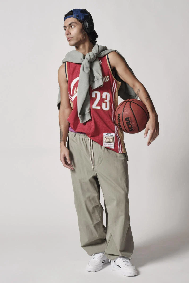ket-hop-ao-jersey-cug-quan-bong-ro